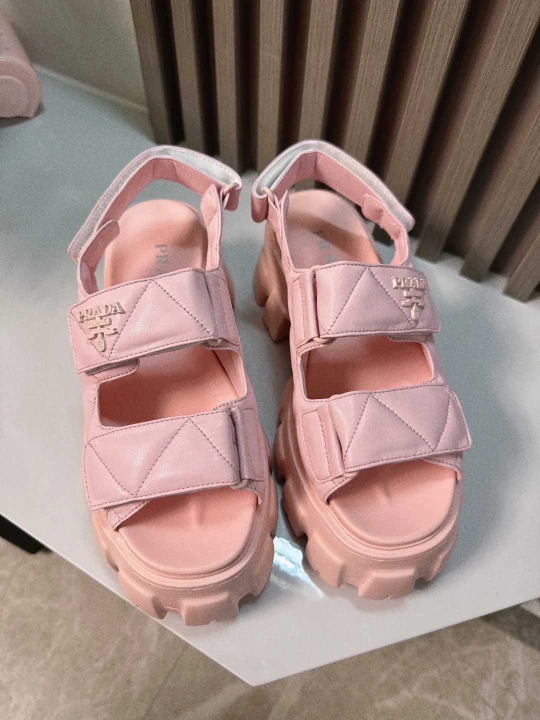 👟👟Ex-factory price 560👟👟 Prada New sandal series for summer Thick-soled sandals This is a must-have for summer. It feels soft and delicate on the feet and is extremely comfortable. You can mix it with you at will. Original molded midsole. Original foaming technology tooth outsole, size 35-41.